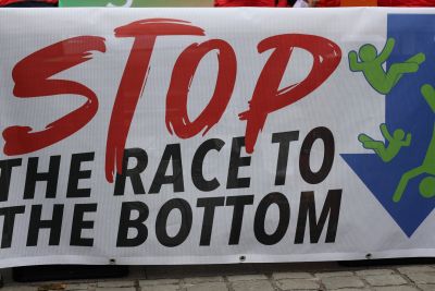 Les agents de nettoyage, de sécurité et de restauration manifestent à Bruxelles pour réclamer de meilleures règles en matière de marchés publics