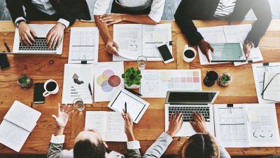 Image montrant des travailleurs autour d'une table