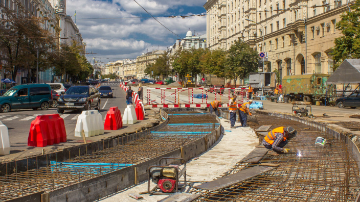 workers building a tram