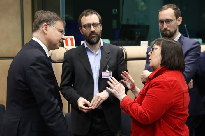 Esther Lynch s'entretient avec le commissaire Valdis Dombrovskis