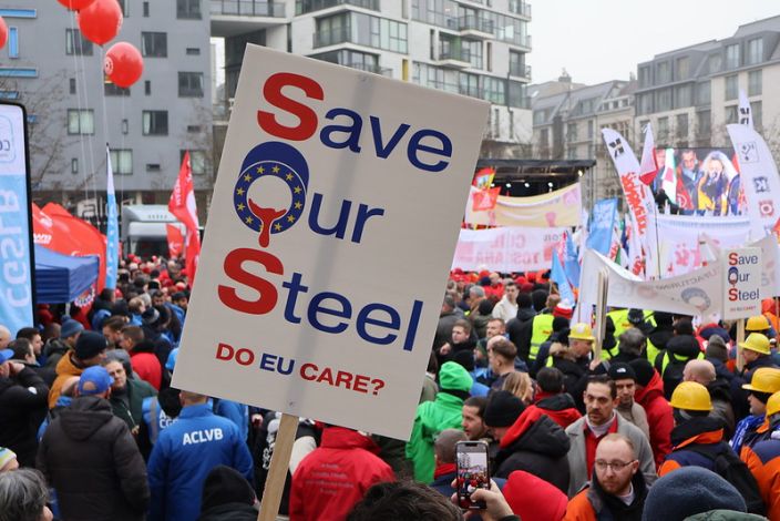 Pancarte "Sauvez notre acier" lors de la manifestation d'industriAll Europe à Bruxelles le 5 février.