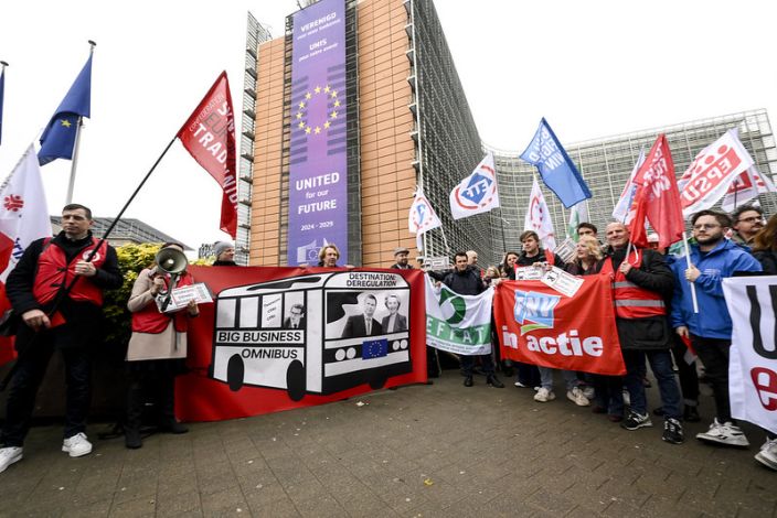 Les syndicats protestent contre le projet de déréglementation Omnibus devant le siège de la Commission européenne.