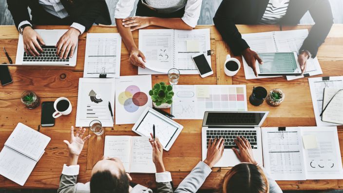 Image montrant des travailleurs autour d'une table