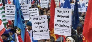 Une pancarte indique "nos emplois dépendent de vos décisions" lors d'une manifestation de travailleurs de l'industrie à Bruxelles.