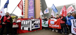 Les syndicats protestent contre le projet de déréglementation Omnibus devant le siège de la Commission européenne.