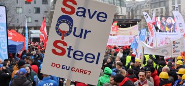 Pancarte "Sauvez notre acier" lors de la manifestation d'industriAll Europe à Bruxelles le 5 février 2025