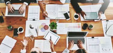 Image montrant des travailleurs autour d'une table