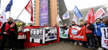 Trade unions at action in defence of the due diligence directive